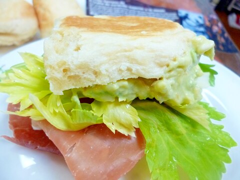 炊飯器パンでアボカドディップと生ハムサンド